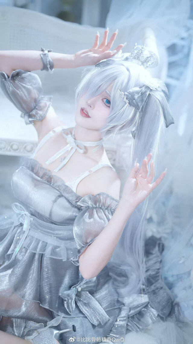 シンデレラ／比比骨骼精奇 QWQ（Weibo：比比骨骼精奇 QWQ）