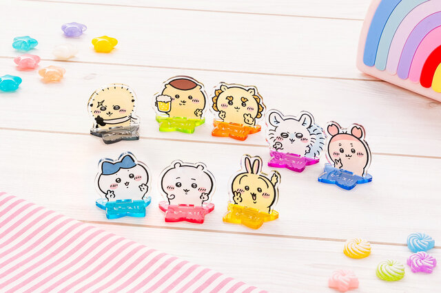 ピースするちいかわたちが可愛い！「ちいかわくじ」3商品が再販決定ーアクスタに加えて、神秘的なステンドグラス風アクリルバッジも