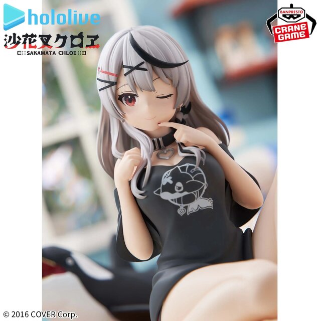 リラックスした姿の太ももに注目！ホロライブ・沙花叉クロヱのフィギュアがプライズに登場