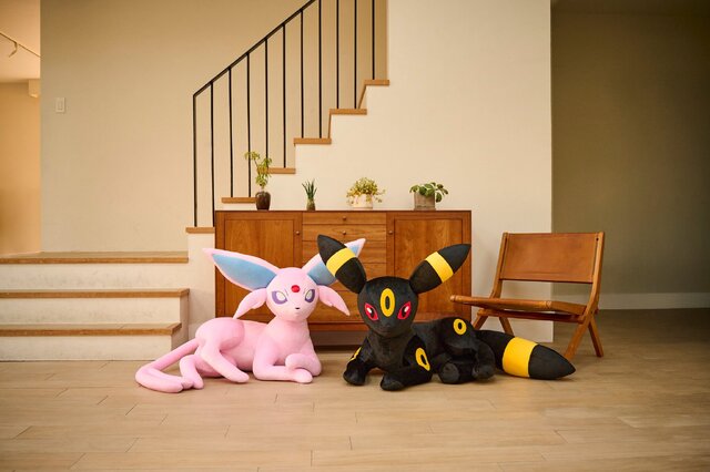 意外と大きい！『ポケモン』エーフィ、ブラッキーの等身大ぬいぐるみが予約受付中―ぐるっと見られるサンプル画像も