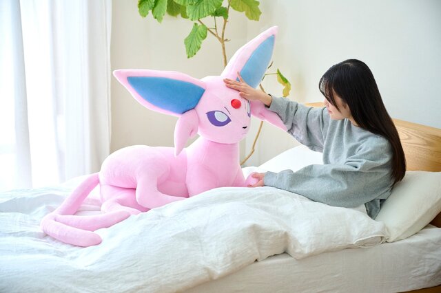 意外と大きい！『ポケモン』エーフィ、ブラッキーの等身大ぬいぐるみが予約受付中―ぐるっと見られるサンプル画像も