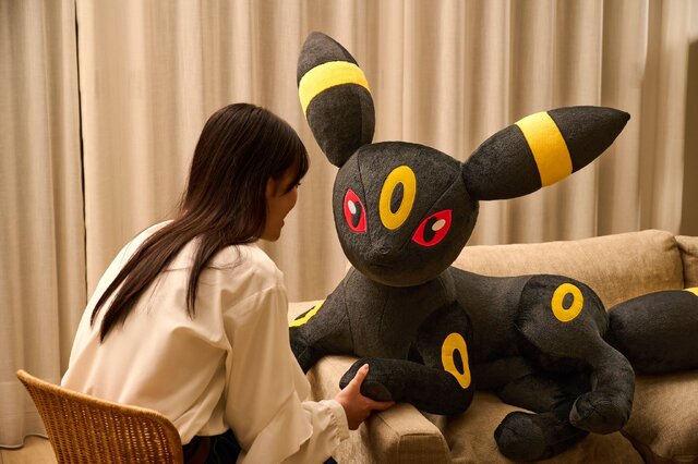 意外と大きい！『ポケモン』エーフィ、ブラッキーの等身大ぬいぐるみが予約受付中―ぐるっと見られるサンプル画像も