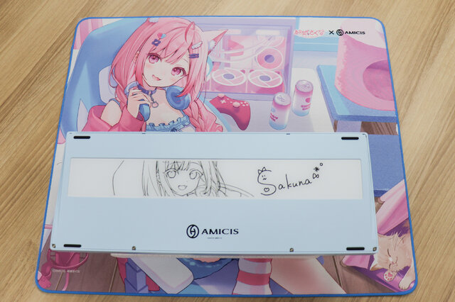 VTuber・結城さくなの推し活するならコレ！ 本人監修ゲーミングキーボード＆マウスパッドをレビュー　サイン入り背面ガラスプレートが嬉しい、ガジェットとしての使用感も◎