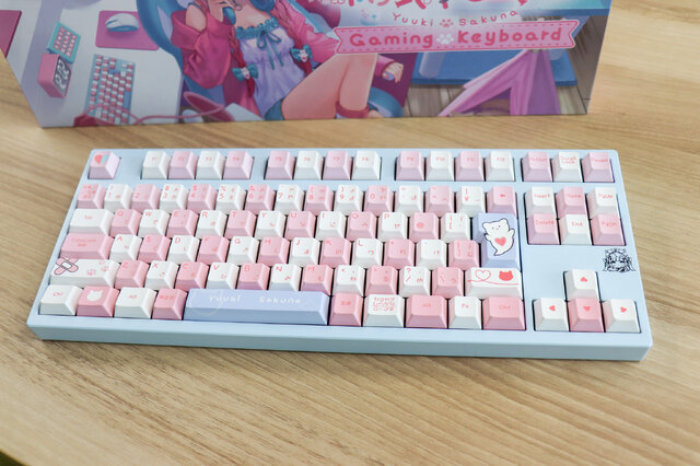 VTuber・結城さくなの推し活するならコレ！ 本人監修ゲーミングキーボード＆マウスパッドをレビュー　サイン入り背面ガラスプレートが嬉しい、ガジェットとしての使用感も◎
