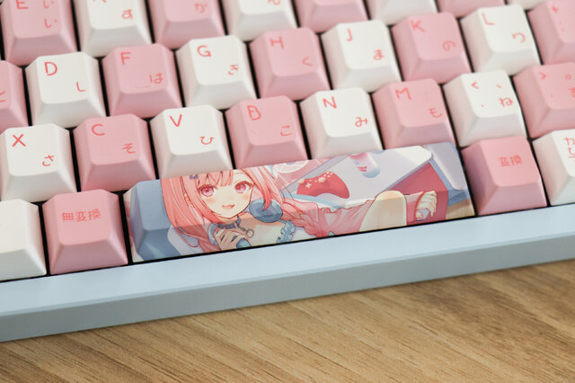 VTuber・結城さくなの推し活するならコレ！ 本人監修ゲーミングキーボード＆マウスパッドをレビュー　サイン入り背面ガラスプレートが嬉しい、ガジェットとしての使用感も◎