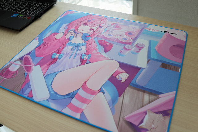 VTuber・結城さくなの推し活するならコレ！ 本人監修ゲーミングキーボード＆マウスパッドをレビュー　サイン入り背面ガラスプレートが嬉しい、ガジェットとしての使用感も◎