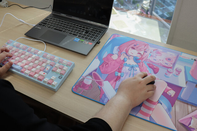 VTuber・結城さくなの推し活するならコレ！ 本人監修ゲーミングキーボード＆マウスパッドをレビュー　サイン入り背面ガラスプレートが嬉しい、ガジェットとしての使用感も◎