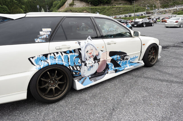 ガルウィングの湊あくあ＆紫咲シオンがイカす！「ホロライブ」「にじさんじ」など奥伊吹に集まったVTuber痛車まとめ【ARCChampionship 2025フォトレポ】