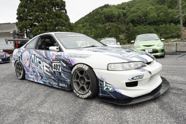 ガルウィングの湊あくあ＆紫咲シオンがイカす！「ホロライブ」「にじさんじ」など奥伊吹に集まったVTuber痛車まとめ【ARCChampionship 2025フォトレポ】