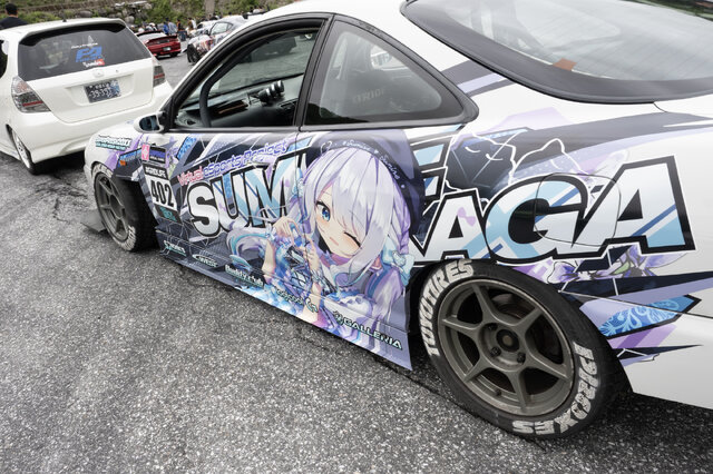 ガルウィングの湊あくあ＆紫咲シオンがイカす！「ホロライブ」「にじさんじ」など奥伊吹に集まったVTuber痛車まとめ【ARCChampionship 2025フォトレポ】