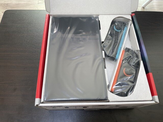 待望の「ニンテンドースイッチ2」開封の儀！大きいけど手に馴染むハードウェア、初代スイッチとのサイズも比べてみた