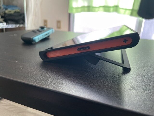 待望の「ニンテンドースイッチ2」開封の儀！大きいけど手に馴染むハードウェア、初代スイッチとのサイズも比べてみた