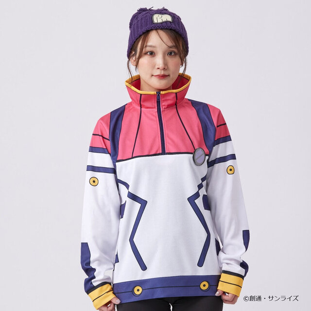 モデルさんの着こなす姿がかなりマチュ！「ガンダム ジークアクス」マチュの制服ニットやパイロットスーツがアパレルグッズ化