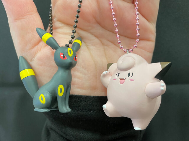 暗闇の中、ブラッキーの模様がほのかに光る！『ポケモン』カプセルトイ「蓄光フィギュアチャーム」が6月12日よりポケセンオンラインにて発売