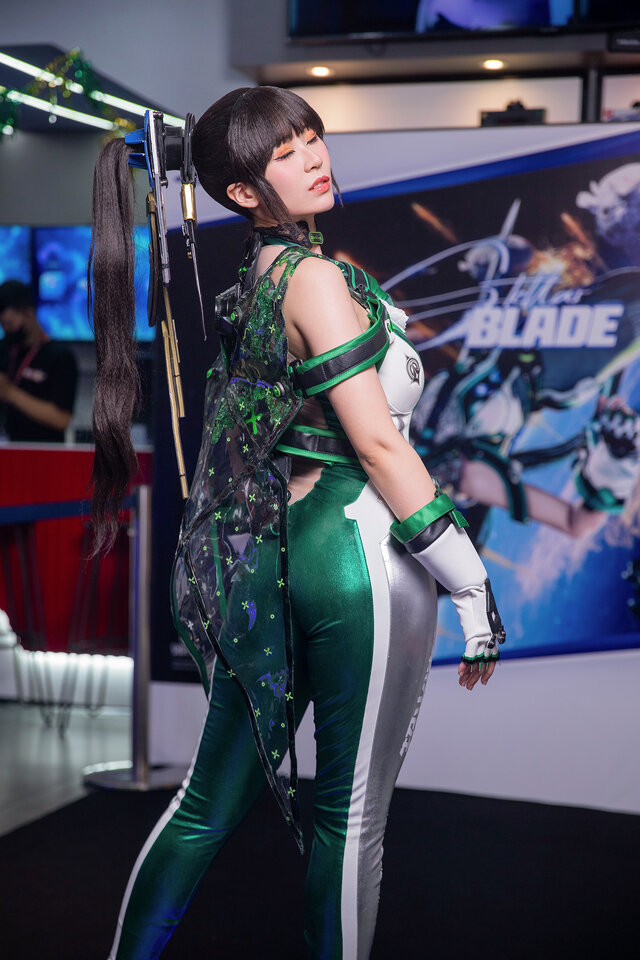 イヴ／Larissa Rochefort（X：@larochefort11）