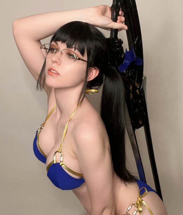 イヴ／アビ アイコーウ（Instagram：abiaikou）
