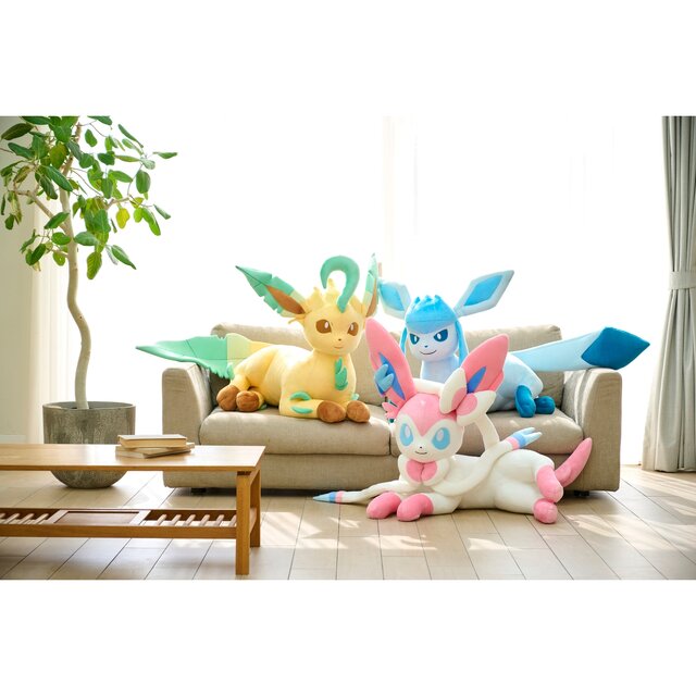 意外とデカい…！ 『ポケモン』等身大のイーブイフレンズぬいぐるみ第3弾が受付開始―今回はリーフィア、グレイシア、ニンフィアの3種類