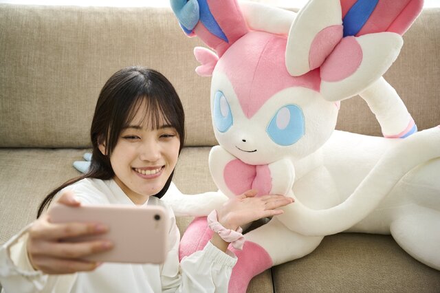 意外とデカい…！ 『ポケモン』等身大のイーブイフレンズぬいぐるみ第3弾が受付開始―今回はリーフィア、グレイシア、ニンフィアの3種類
