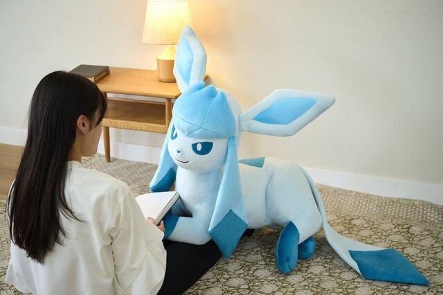 意外とデカい…！ 『ポケモン』等身大のイーブイフレンズぬいぐるみ第3弾が受付開始―今回はリーフィア、グレイシア、ニンフィアの3種類