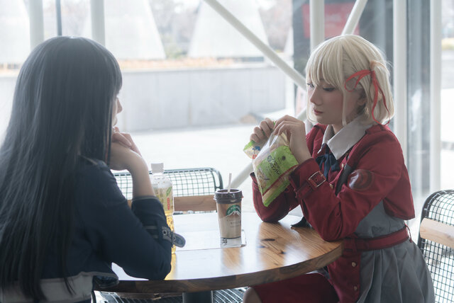 錦木千束：朝霧 みと（X：@mt310719）、井上たきな：みやとろ（X：@Miya38ll）、撮影：望月あゆむ（X：@ayumu_3a）