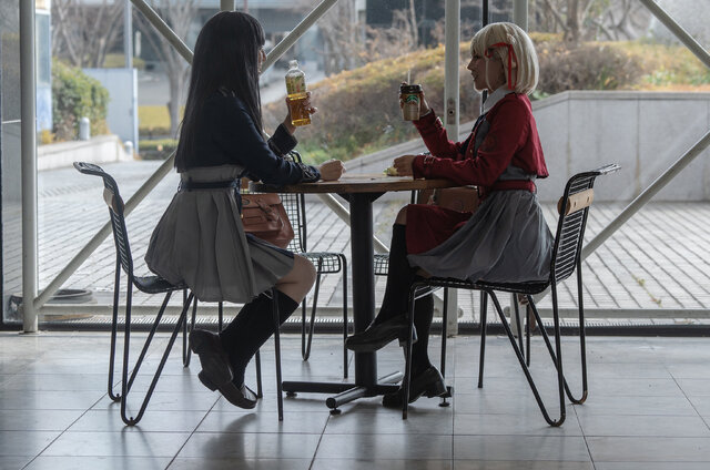 錦木千束：朝霧 みと（X：@mt310719）、井上たきな：みやとろ（X：@Miya38ll）、撮影：望月あゆむ（X：@ayumu_3a）
