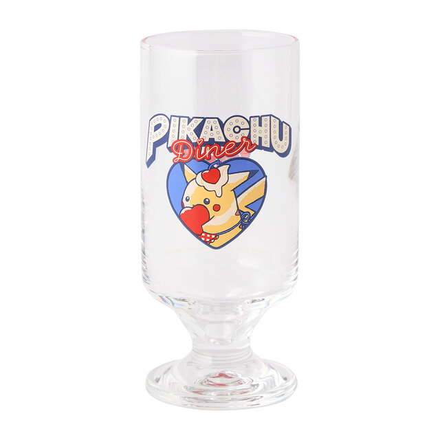 ダイナーを手伝うピカチュウが可愛い！ちょっとレトロな新グッズ「PIKACHU DINER」として、ぬいぐるみやエプロンなどを用意