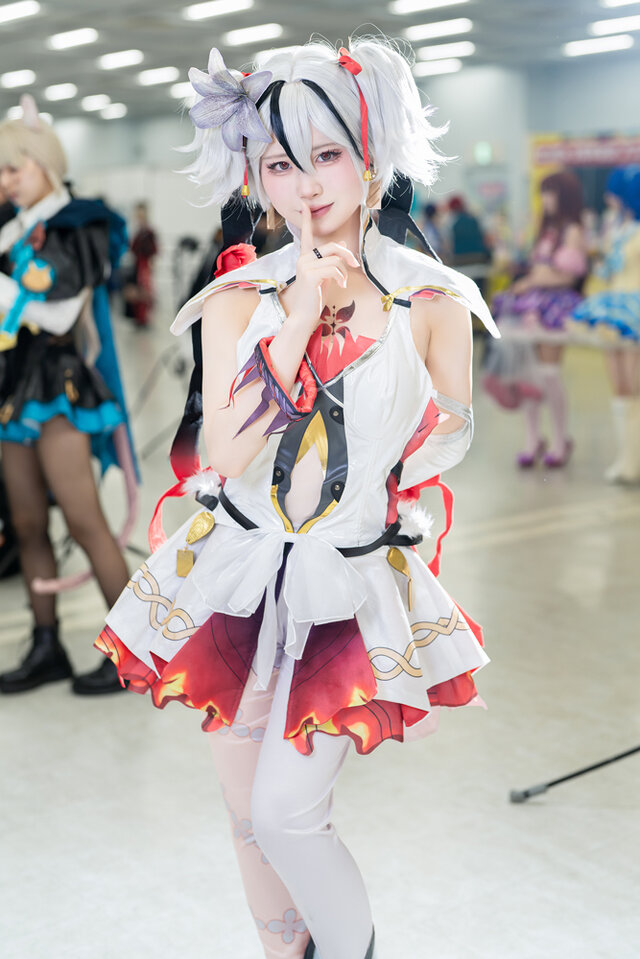 ツバキ『鳴潮』／くろ（X：@kgyun_cos）