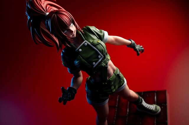 『KOF』より「覚醒レオナ」が山下しゅんや氏の描きおろしで立体化！狂気の表情や深紅の髪、全体の影塗装でただならぬ雰囲気に