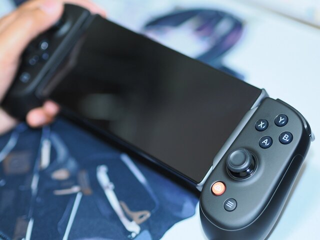 ゲームのお供に選びたいのは間違いなくコイツ！！スマホもPCもイケるコントローラー「Backbone Pro」を実際に触ってみた