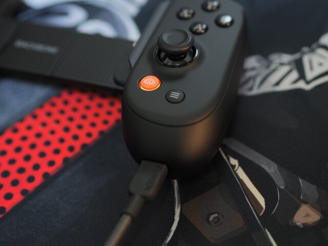 ゲームのお供に選びたいのは間違いなくコイツ！！スマホもPCもイケるコントローラー「Backbone Pro」を実際に触ってみた