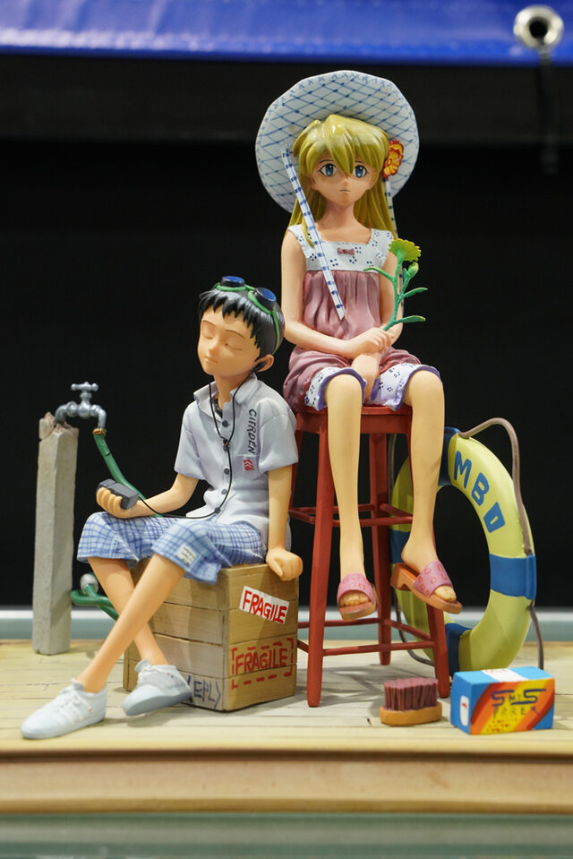 綾波レイ、アスカの大型造形物も！「エヴァワンフェス」珠玉の作品が大集結、放送30周年を記念した特別コラボ企画の様子をお届け【WF2025夏】