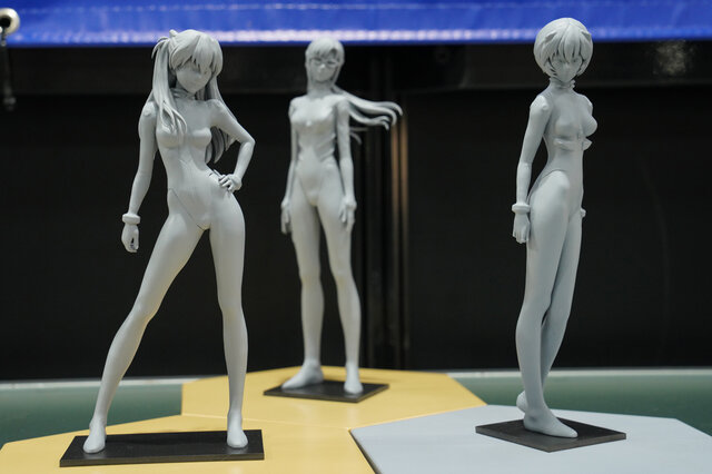 綾波レイ、アスカの大型造形物も！「エヴァワンフェス」珠玉の作品が大集結、放送30周年を記念した特別コラボ企画の様子をお届け【WF2025夏】