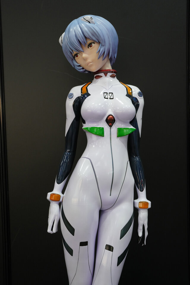 綾波レイ、アスカの大型造形物も！「エヴァワンフェス」珠玉の作品が大集結、放送30周年を記念した特別コラボ企画の様子をお届け【WF2025夏】