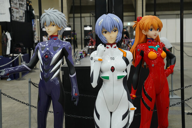 綾波レイ、アスカの大型造形物も！「エヴァワンフェス」珠玉の作品が大集結、放送30周年を記念した特別コラボ企画の様子をお届け【WF2025夏】