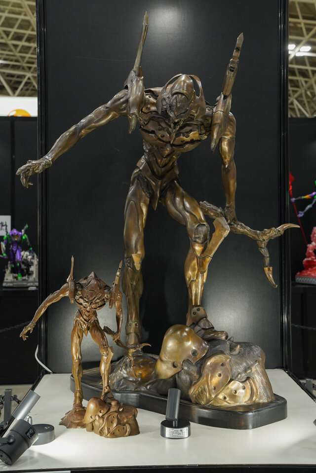綾波レイ、アスカの大型造形物も！「エヴァワンフェス」珠玉の作品が大集結、放送30周年を記念した特別コラボ企画の様子をお届け【WF2025夏】