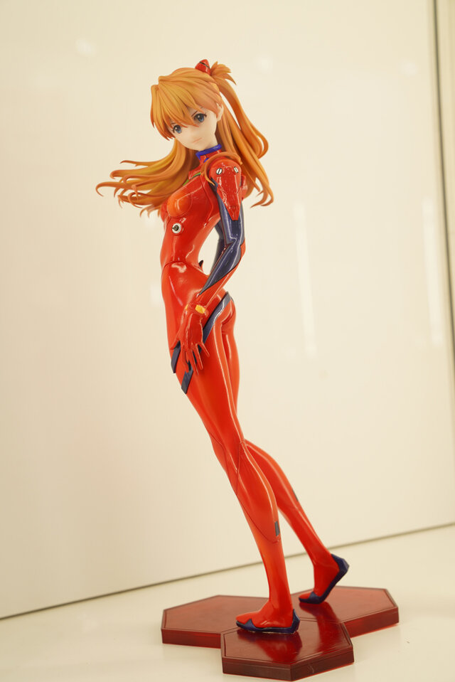 綾波レイ、アスカの大型造形物も！「エヴァワンフェス」珠玉の作品が大集結、放送30周年を記念した特別コラボ企画の様子をお届け【WF2025夏】