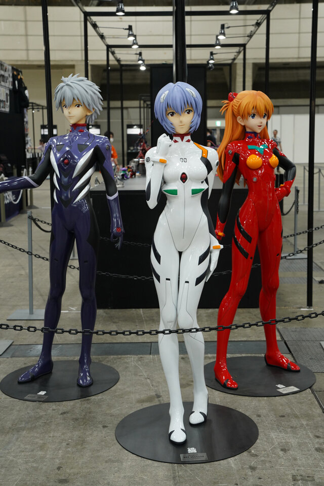 綾波レイ、アスカの大型造形物も！「エヴァワンフェス」珠玉の作品が大集結、放送30周年を記念した特別コラボ企画の様子をお届け【WF2025夏】