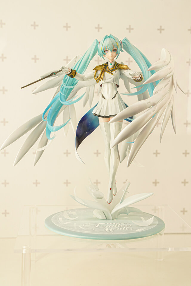 ホロライブ・フワモコやゲーマーズ等身大フィギュアの可愛さが無限大！「ミクxガンダムW」コラボなど「ワンフェス」を電脳アイドルが彩る【WF2025夏】