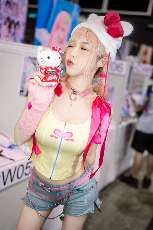 喜多川海夢（ハローキティコラボ）「その着せ替え人形は恋をする」／Rumi（Instagram：rumiibabe）