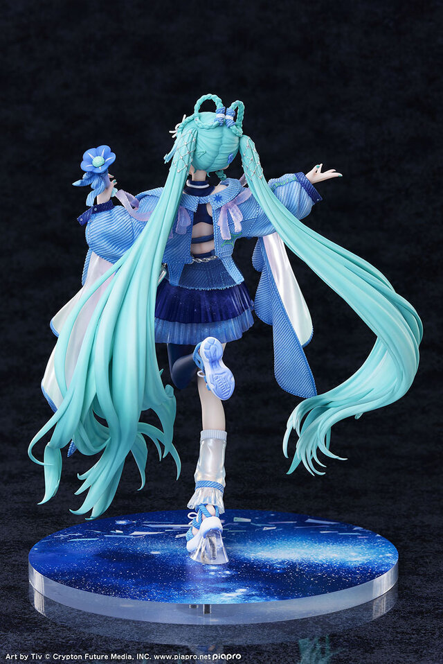 満天の星空の下で歌う「初音ミク」が綺麗！イラストレーター・Tiv氏が描いた「マジミラ2025」メインビジュアルを立体化