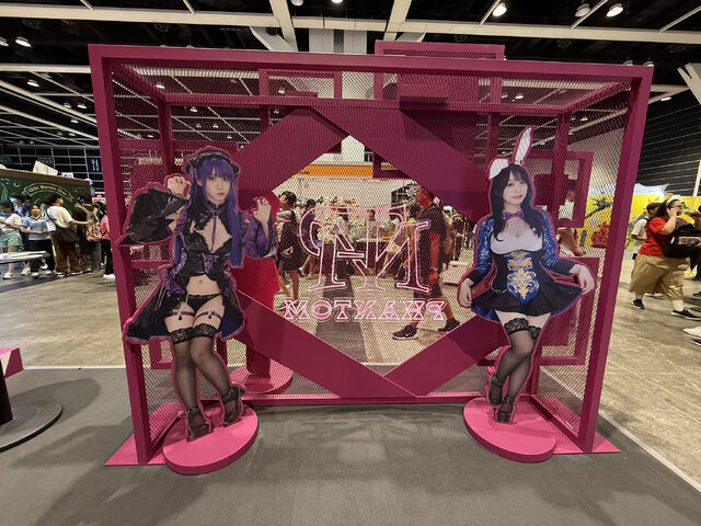 【コスプレ】伊織もえがトランプカードに！？ミニスカート×網ニーハイが可愛すぎて、香港のファンたちの心をグッと掴む【写真15枚】