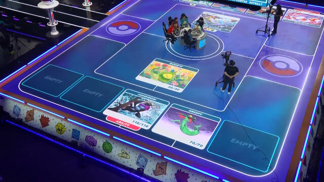 『ポケカ』世界大会、未来感あふれる“床”の演出に反響！「遊戯王のソリッドビジョンみたい」「全TCGプレイヤーの夢じゃん」