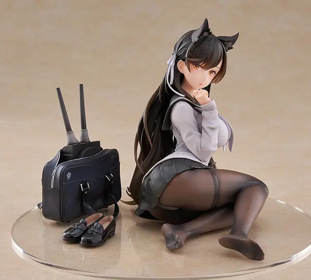 スカートから覗く黒ストッキングに包まれた太もも…！『アズレン』より「愛宕」が制服衣装「学園トロイメライ」でフィギュア化