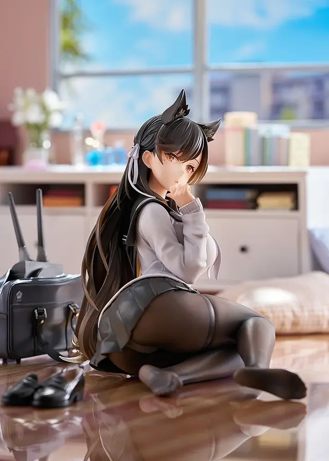 スカートから覗く黒ストッキングに包まれた太もも…！『アズレン』より「愛宕」が制服衣装「学園トロイメライ」でフィギュア化