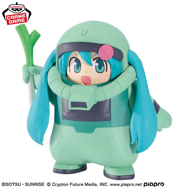 右手にネギを持った姿がキュート！「ガンダム」×「初音ミク」コラボの“ザクの着ぐるみ”フィギュアが9月4日より順次プライズ展開