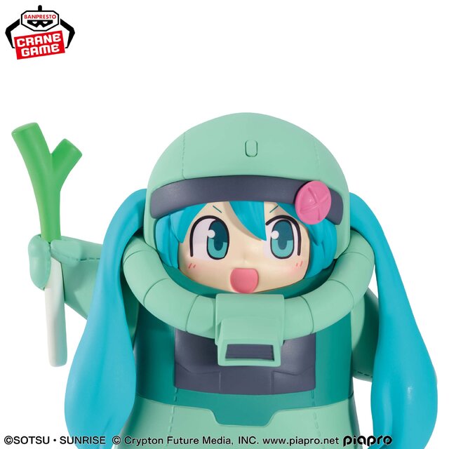 右手にネギを持った姿がキュート！「ガンダム」×「初音ミク」コラボの“ザクの着ぐるみ”フィギュアが9月4日より順次プライズ展開
