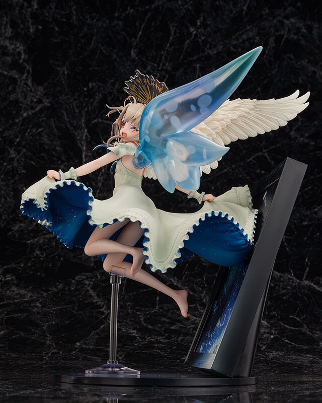 写真立てから飛び出したイリヤの素肌がチラ見せ！「プリズマ☆イリヤ」シリーズ15周年記念イラストが立体化