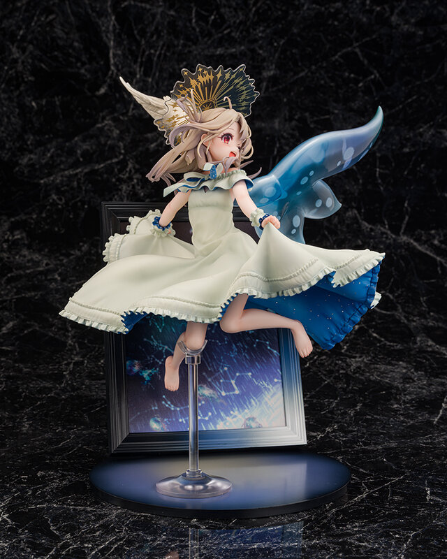 写真立てから飛び出したイリヤの素肌がチラ見せ！「プリズマ☆イリヤ」シリーズ15周年記念イラストが立体化