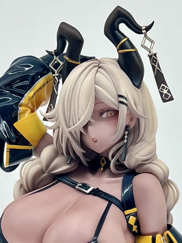 ムチムチ太ももに際どい衣装…！『アズレン』8周年リアルイベントで新作フィギュア多数展示―どれもこれもやっぱり過激