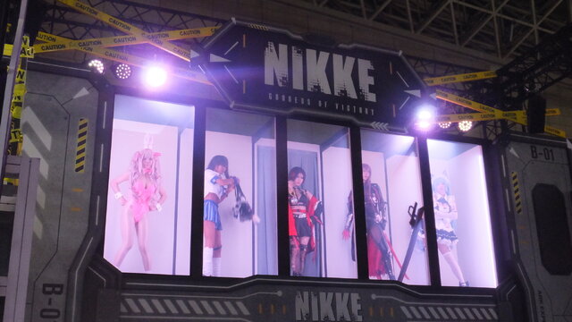 コスプレイヤーがズラリと並ぶ『勝利の女神：NIKKE』“リアル10連ガチャ”今年もTGSで出展